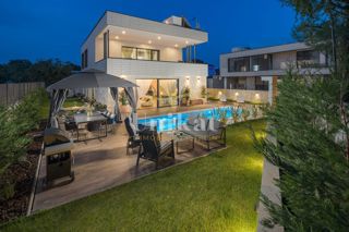 Nova moderna vila samo 400 metrov od morja